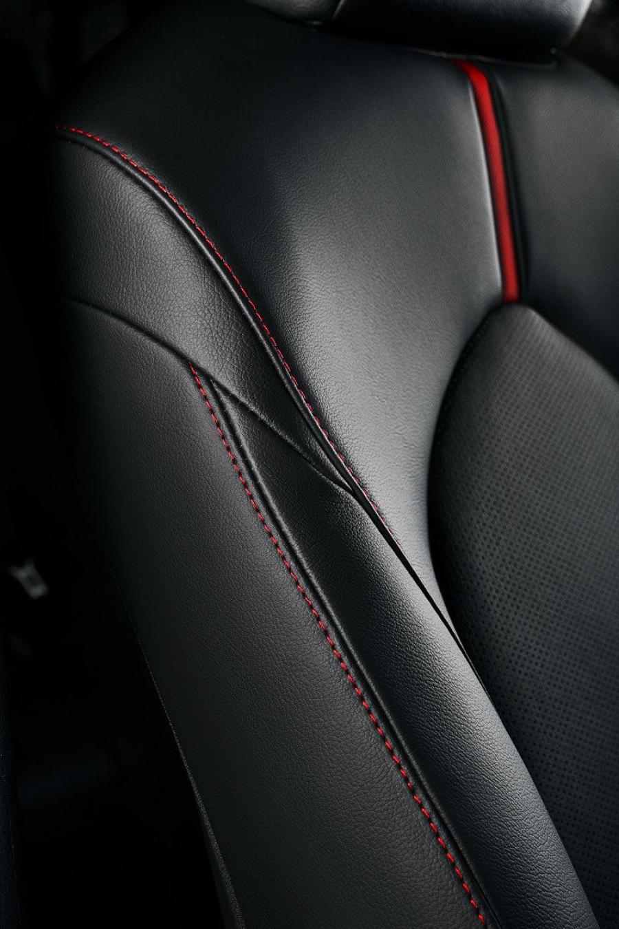 Детали интерьера Toyota Camry S-Edition 2020 года  (CIS) (фото 8 из 12)